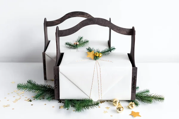 Luxus Neujahrsgeschenk Mit Goldschmuck Und Baumzweigen Weihnachtsgeschenk Holzkorb Weihnachten Hintergrund — Stockfoto