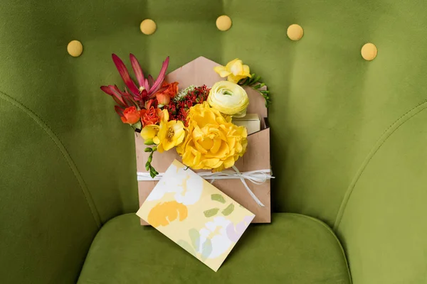 Geschenkdoos Met Bloemen Wenskaart Kleurrijke Lente Boeket Houten Doos Groene — Stockfoto