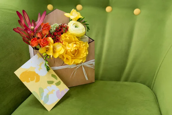 Presentask Med Blommor Och Gratulationskort Färgglad Vårbukett Trälåda Grön Mjuk — Stockfoto