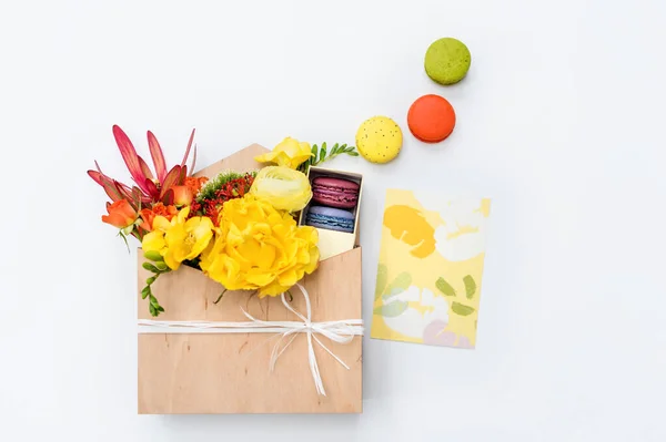 Κουτί Δώρου Λουλούδια Και Γλυκά Μακαρόν Και Ανοιξιάτικο Μπουκέτο Ξύλινο — Φωτογραφία Αρχείου