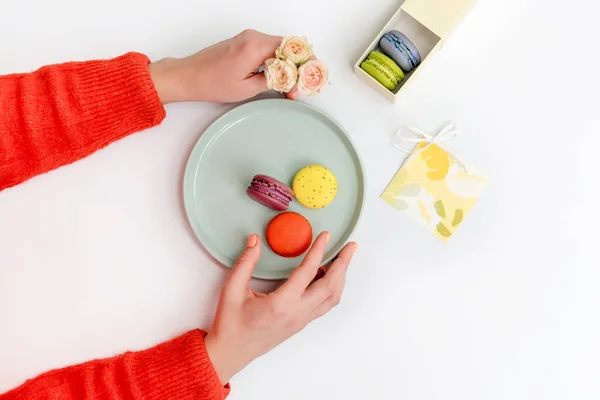 Mujer Sosteniendo Flores Dulces Macarrones Rosas Francesas Sobre Fondo Claro — Foto de Stock