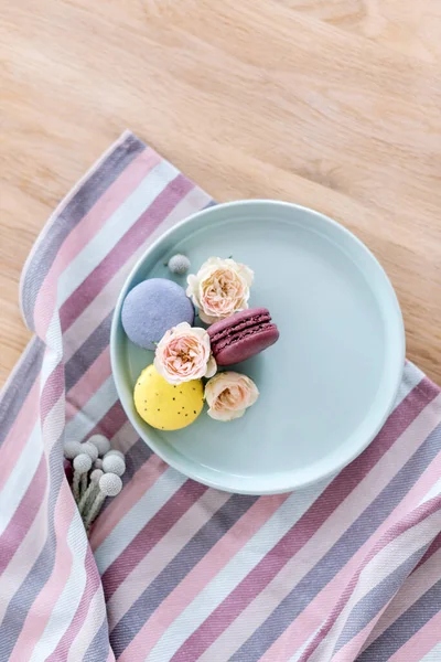 Macarrones Coloridos Con Rosas Sobre Fondo Madera Pastel Macarón Francés — Foto de Stock