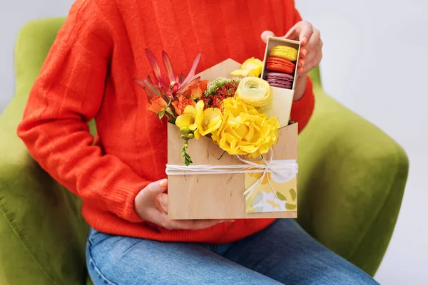 Vrouw Met Geschenkdoos Met Bloemen Snoep Macarons Lente Boeket Houten — Stockfoto