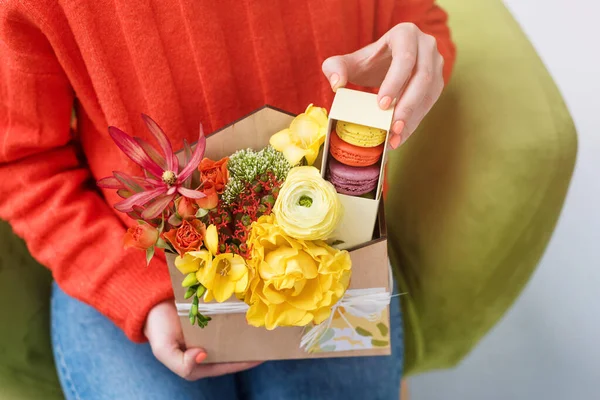 Mujer Sosteniendo Caja Regalo Con Flores Dulces Macarrones Ramo Primavera — Foto de Stock