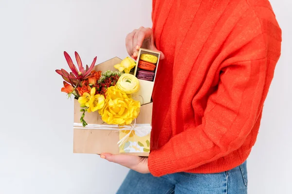 Mujer Sosteniendo Caja Regalo Con Flores Dulces Macarrones Ramo Primavera — Foto de Stock