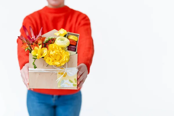 Mujer Sosteniendo Caja Regalo Con Flores Dulces Macarrones Ramo Primavera — Foto de Stock