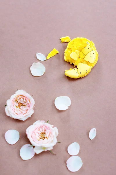 Macarrón Amarillo Triturado Flores Sobre Fondo Rosa Vista Superior Puesta —  Fotos de Stock