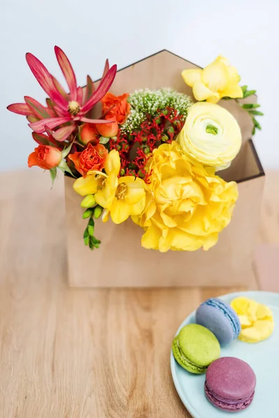 Caja Regalo Con Flores Dulces Macarrones Ramo Primavera Caja Madera — Foto de Stock