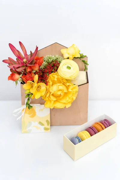 Giftbox Flowers Sweets Macaroons Spring Bouquet Wooden Box — 스톡 사진