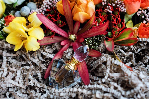 Flacone Profumo Lusso Con Fiori Nella Confezione Regalo Profumeria Cosmesi — Foto Stock