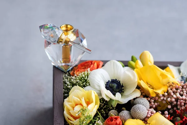 Luxe Parfumflesje Met Bloemen Geschenkdoos Parfumerie Cosmetica Parfumerie Collectie Vrije — Stockfoto