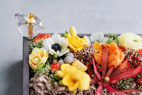 Luxe Parfumflesje Met Bloemen Geschenkdoos Parfumerie Cosmetica Parfumerie Collectie Vrije — Stockfoto