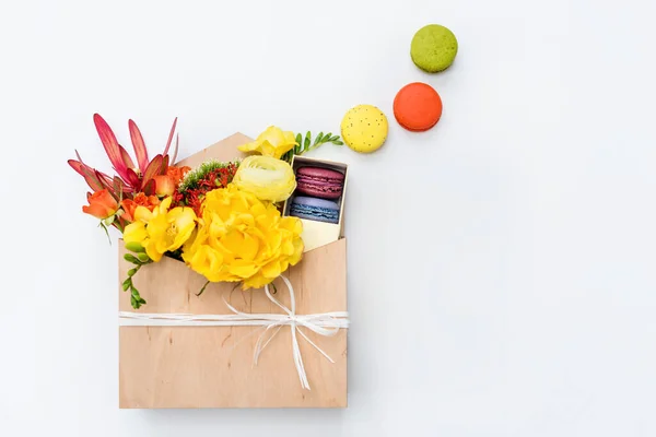 Κουτί Δώρου Λουλούδια Και Γλυκά Μακαρόν Και Ανοιξιάτικο Μπουκέτο Ξύλινο — Φωτογραφία Αρχείου