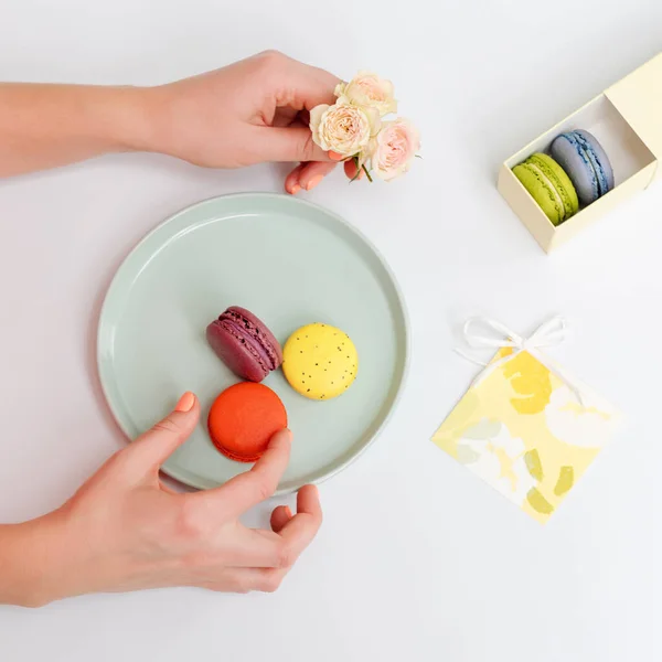 Mulher Segurando Flores Doces Macaroons Franceses Rosas Fundo Claro Vista — Fotografia de Stock