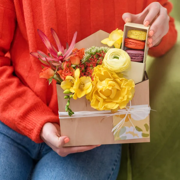 Vrouw Met Geschenkdoos Met Bloemen Snoep Macarons Lente Boeket Houten — Stockfoto