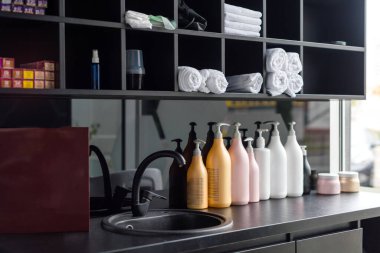 Kuaför 'ün işyeri. Modern güzellik salonu. Kuaför salonu iç işleri.