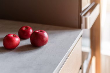 Kırmızı elmalı mutfak masası. Modern mutfak iç mimarisi, kapat..