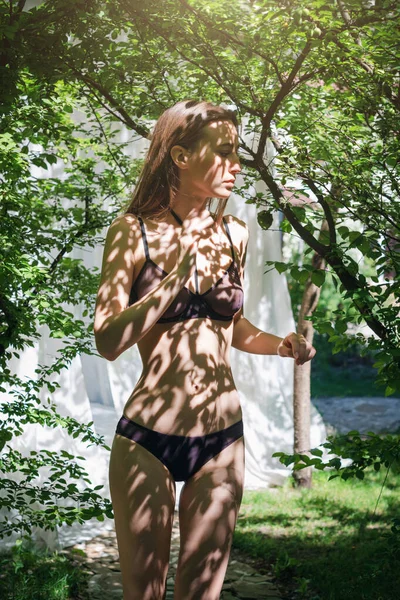 性感的模特 完美的身材苗条 身披内衣 在户外摆姿势 漂亮的性感女士穿花边内裤和胸罩 时尚肖像画 花园里穿着内裤的漂亮女人 — 图库照片