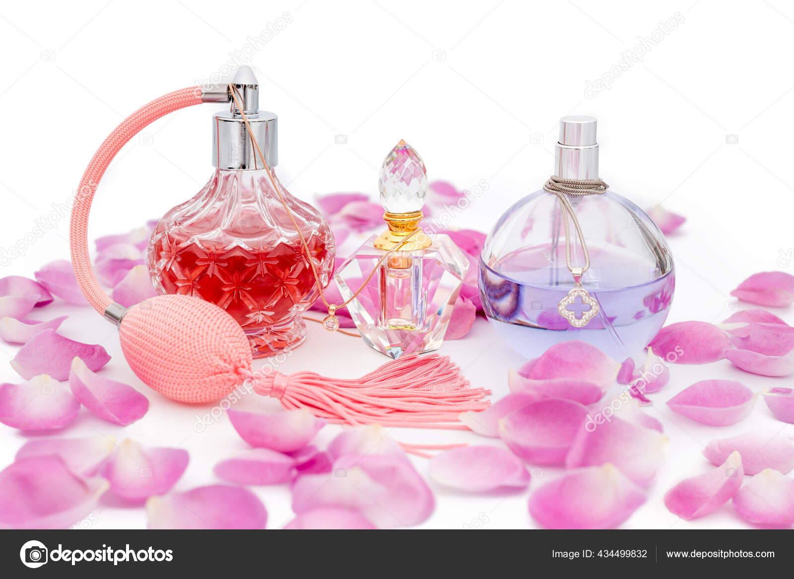 花花瓣之间有花束的香水瓶白色背景化妆品 图库照片 C Magryt Artur 花花瓣之间有花束的香水瓶白色背景化妆品 图库照片 C Magryt Artur