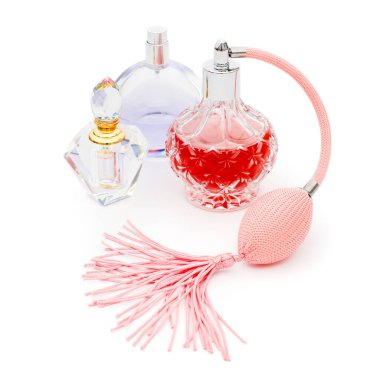 Beyaz arka planda parfüm şişeleri. Parfüm, kozmetik, parfüm koleksiyonu. Metin için kopyalama alanı