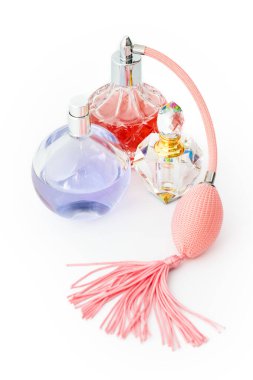 Beyaz arka planda parfüm şişeleri. Parfüm, kozmetik, parfüm koleksiyonu. Metin için kopyalama alanı