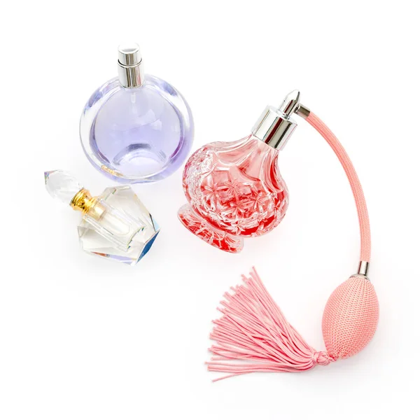 Beyaz arka planda parfüm şişeleri. Parfüm, kozmetik, parfüm koleksiyonu. Metin için kopyalama alanı