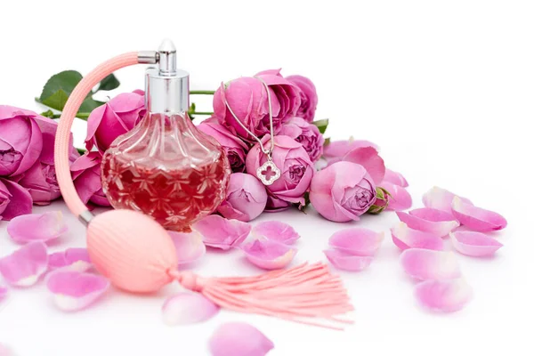 Botella Perfume Con Collar Entre Pétalos Flores Sobre Fondo Blanco —  Fotos de Stock