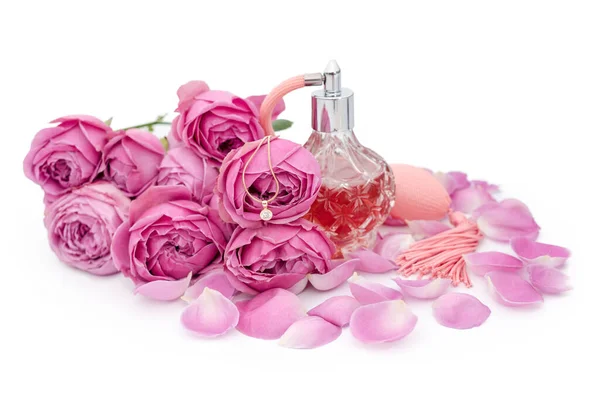 Flacon Parfum Avec Collier Doré Parmi Les Fleurs Sur Fond — Photo