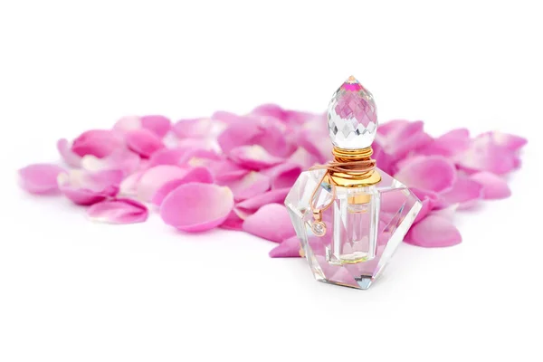 Botella Perfume Con Collar Entre Pétalos Flores Sobre Fondo Blanco —  Fotos de Stock