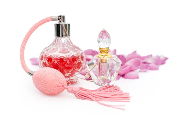Beyaz Arka Planda Çiçek Yaprakları Olan Parfüm Şişeleri Parfüm Kozmetik — Stok fotoğraf