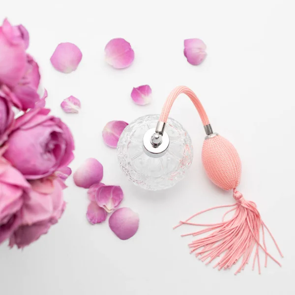 Beyaz Arka Planda Çiçekler Olan Parfüm Şişesi Parfüm Kozmetik Parfüm — Stok fotoğraf