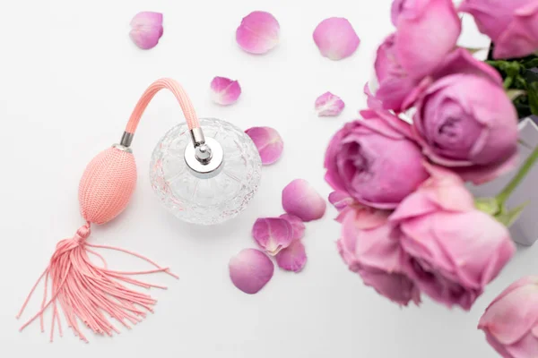 Frasco Perfume Con Flores Sobre Fondo Blanco Perfumería Cosméticos Colección — Foto de Stock