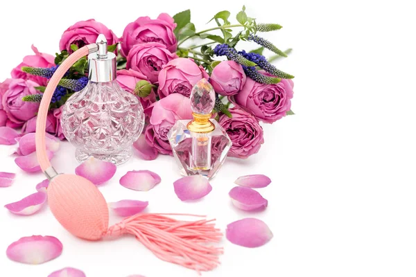 Flaconi Profumo Con Fiori Sfondo Bianco Profumeria Cosmetici Collezione Profumi — Foto Stock