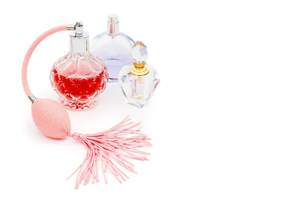 Beyaz Arka Planda Çiçekli Parfüm Şişeleri Parfüm Kozmetik Parfüm Koleksiyonu — Stok fotoğraf