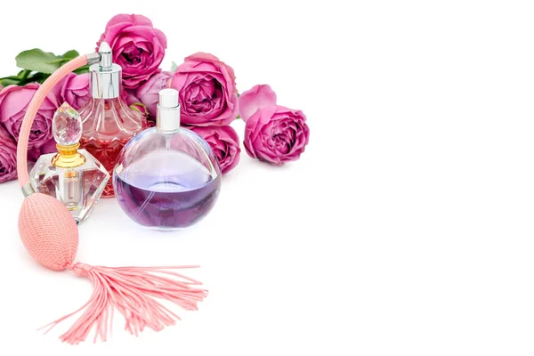 Beyaz Arka Planda Çiçekli Parfüm Şişeleri Parfüm Kozmetik Parfüm Koleksiyonu — Stok fotoğraf