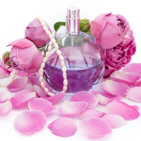 Botella Perfume Con Collar Entre Pétalos Flores Sobre Fondo Blanco — Foto de Stock