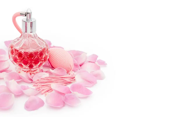 Parfumflesje Met Bloemblaadjes Witte Achtergrond Parfumerie Cosmetica Parfumerie Collectie Kopieerruimte — Stockfoto