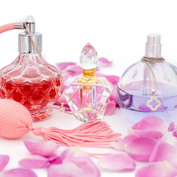 Parfumflesjes Met Kettingen Tussen Bloemblaadjes Witte Achtergrond Parfumerie Cosmetica Geurcollectie — Stockfoto