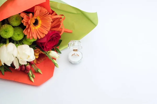 Обручальное Кольцо Подарочной Коробке Ярким Букетом Цветов Предложение Выйти Замуж — стоковое фото