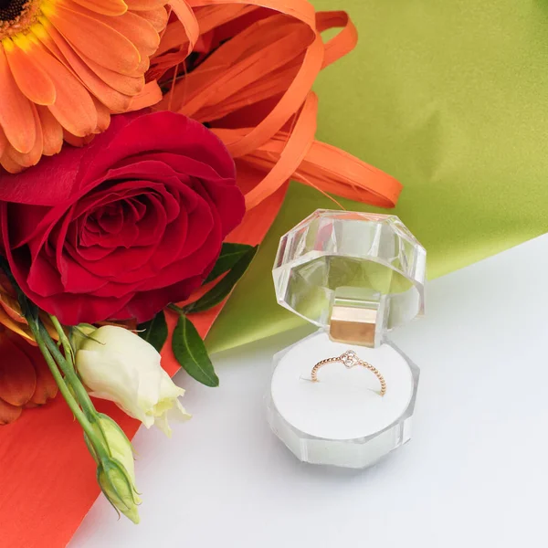 Bague Fiançailles Dans Une Boîte Cadeau Avec Bouquet Lumineux Fleurs — Photo