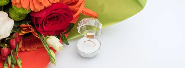 Pierścionek Zaręczynowy Pudełku Jasnym Bukietem Kwiatów Propozycja Ślubu Prezent Walentynki — Zdjęcie stockowe