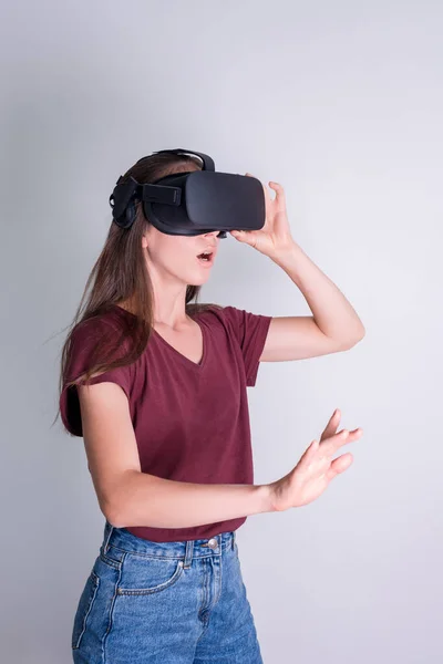Удивительная Позитивная Женщина Гарнитуре Виртуальной Реальности Box Коннекция Технология Новое — стоковое фото