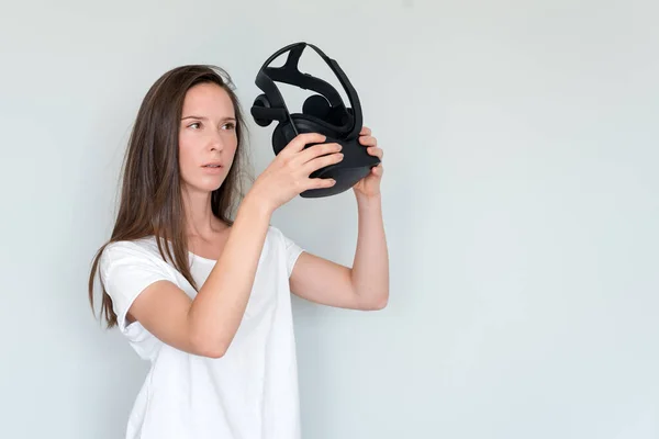 Mujer Joven Sosteniendo Gafas Realidad Virtual Auriculares Caja Conexión Tecnología — Foto de Stock