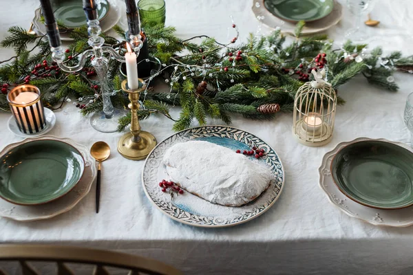 圣诞传统水果面包炖肉 传统的德国圣诞蛋糕蒸肉 甜的水果面包加糖霜 圣诞餐桌布置 — 图库照片