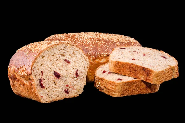 Roti buatan sendiri yang baru dipanggang diisolasi dengan hitam. Potong setengah roti gandum dengan beri merah. Makan sehat dan toko roti tradisional, membuat konsep roti — Stok Foto