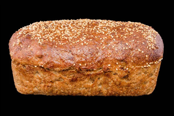 Roti buatan sendiri yang baru dipanggang diisolasi dengan hitam. Rye roti dengan buah beri merah dan wijen. Makan sehat dan toko roti tradisional, membuat konsep roti — Stok Foto