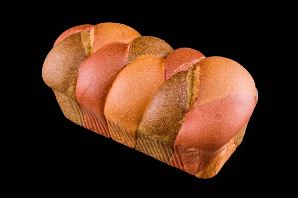 Roti buatan sendiri yang baru dipanggang diisolasi dengan hitam. Roti berwarna yang terbuat dari sayuran. Roti cincang Australia yang dibuat dengan sayuran puree. Makan sehat dan toko roti tradisional, membuat konsep roti — Stok Foto