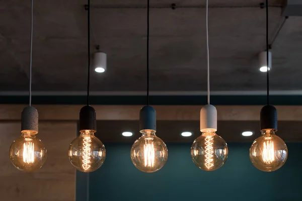 Ampoules décoratives de style edison antique. Ensemble de différentes ampoules vintage lumineuses dans l'intérieur du loft — Photo