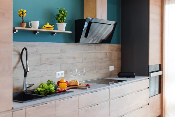 Сучасні меблі на розкішній кухні. Мінімалістичний скандинавський інтер'єр в лофт-квартирі з дерев'яними меблями, лампами, бетонними елементами і рослинами — стокове фото