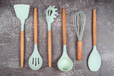 Mutfak gereçleri, mutfak aletleri, arka planda naneli plastik aksesuarlar. Restoran, aşçılık, aşçılık, mutfak teması. Silikon spatula ve fırçalar.